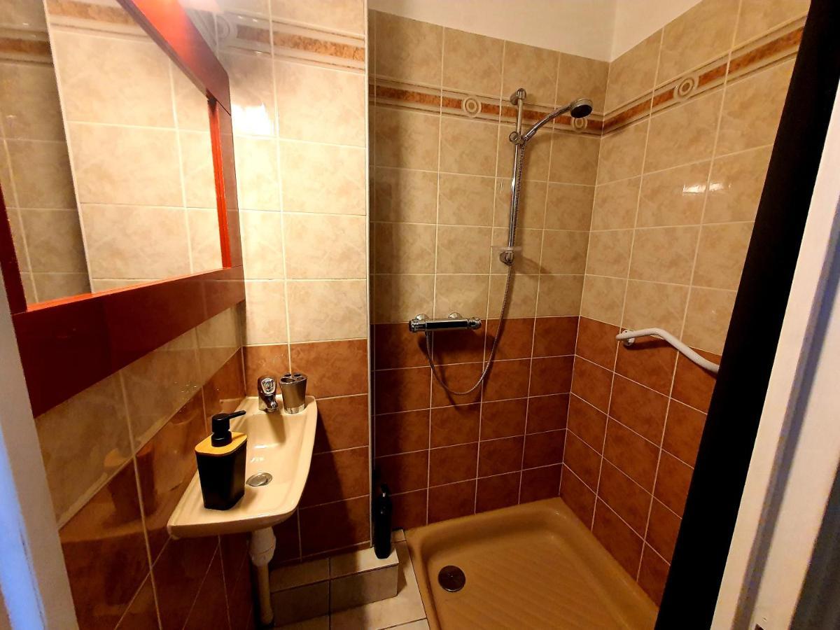 Grand T3 Avec Terrasse Centre Ville Bellac 벨락 외부 사진